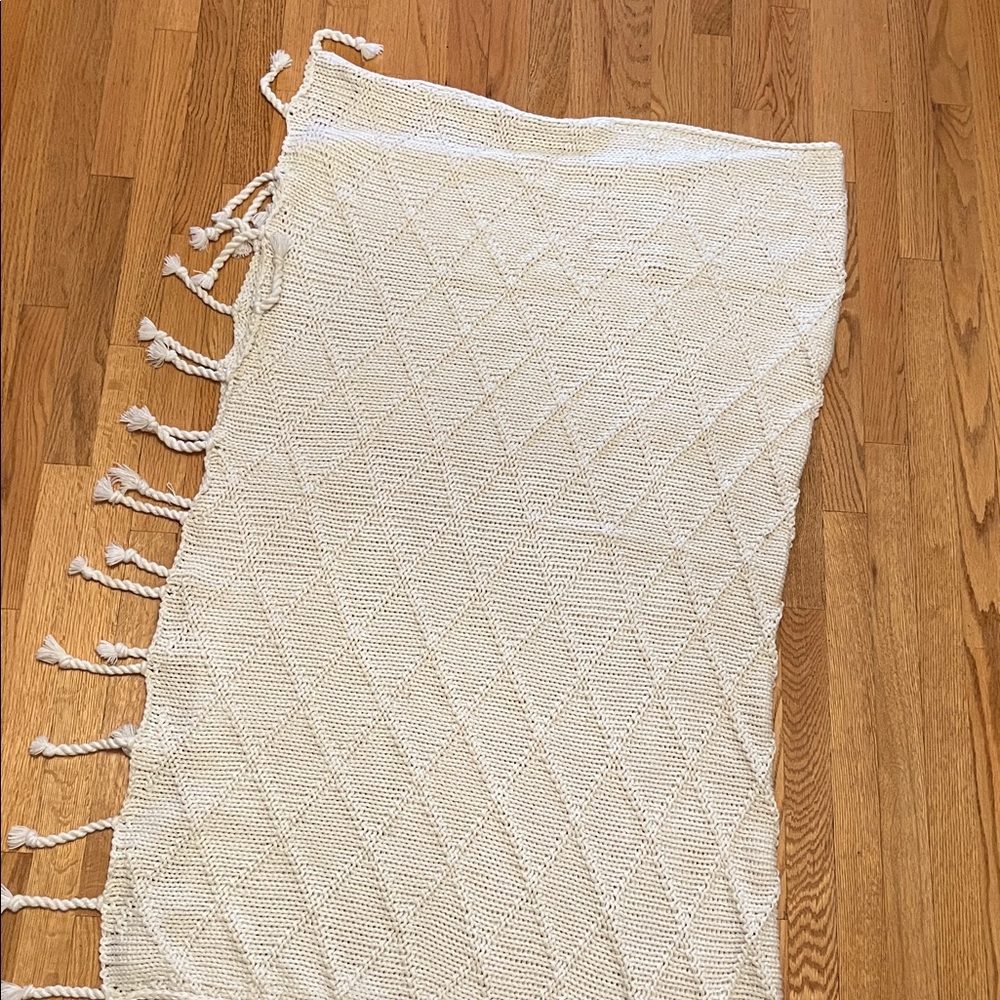 Pottery Barn Bluma Chunky  Knit Tassel Throw Soft White  50 x 60" - Picture 3 of 12